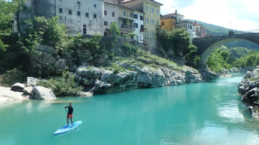 Paddleboarden onder de bruggen van Most na Soči