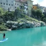 Paddleboarden onder de bruggen van Most na Soči